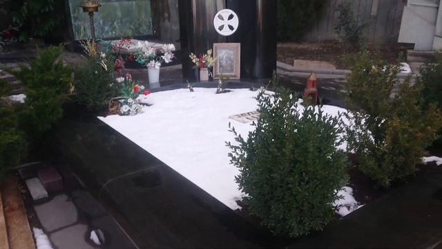 Могила Звиада Гамсахурдия [1939—1993], первого президента Грузии смотреть онлайн