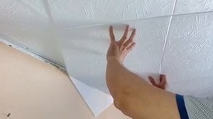 как клеить потолочную плитку