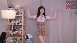 Девушка танцует в облегающей короткой юбке