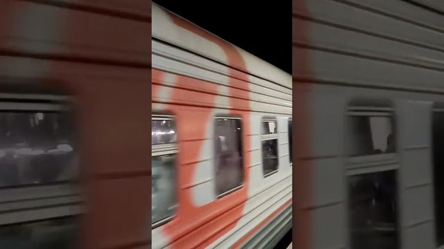 Электровоз ЧС7-018 с пассажирским поездом смотреть онлайн
