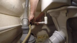 Монтаж подводки из полипропилена к смывному бачку унитаза.