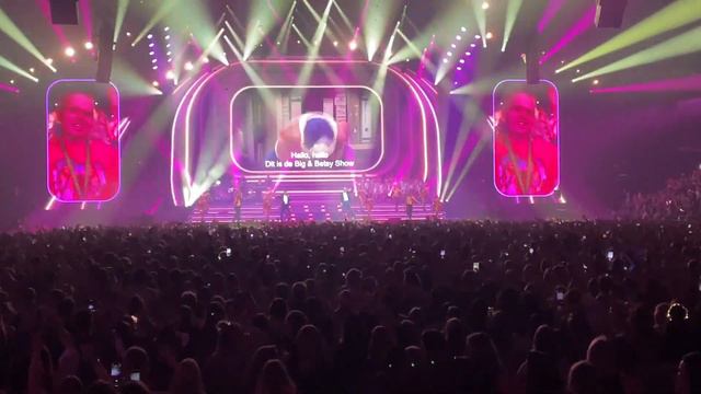 Gert Verhulst & James Cooke - De Big & Betsy Show @ Studio 100 SingAlong 8/12/2023 смотреть онлайн