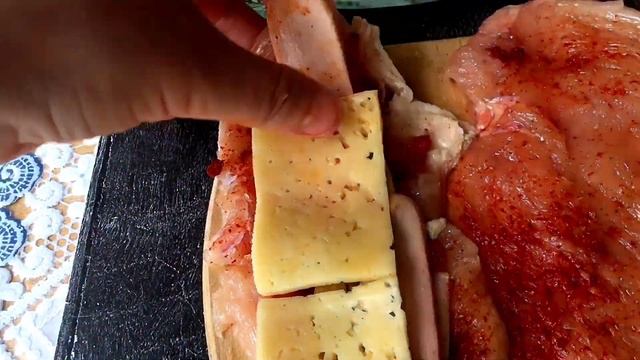 На филе выкладываю начинку и запекаю в духовке. Очень вкусные рулетики из курицы