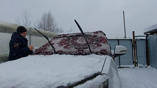 Хитрости профессионала. Лобовое стекло не отмораживаю и от снега не обметаю. Делюсь автолайфхаком смотреть онлайн
