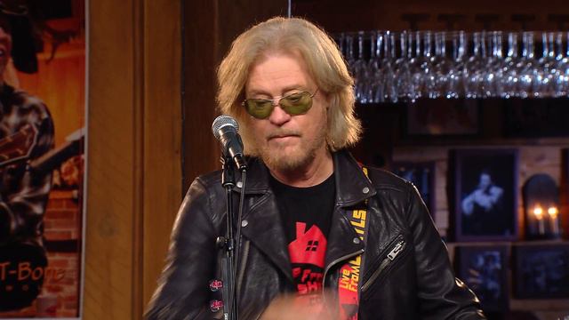 Daryl Hall and Elle King - Under The Influence смотреть онлайн
