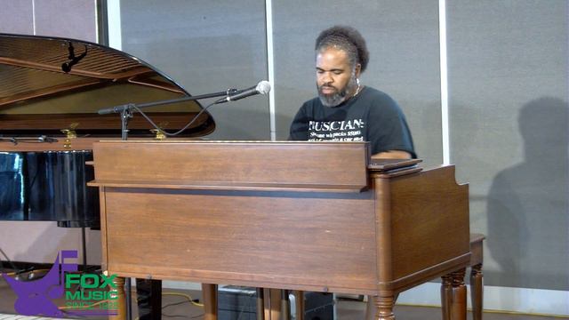 Bobby Sparks playing a Hammond B-3 organ смотреть онлайн