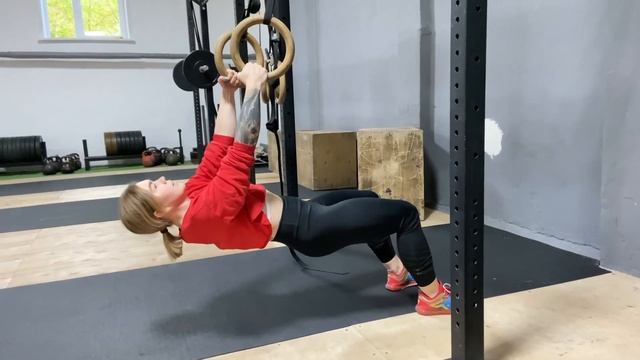 Горизонтальные подтягивания на кольцах с согнутыми коленями смотреть онлайн