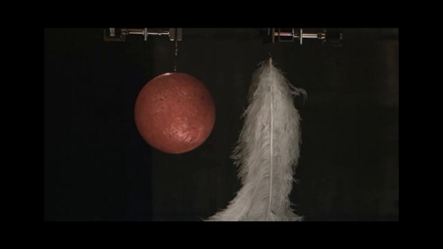 Что упадёт быстрее - перо или металлический шар? смотреть онлайн