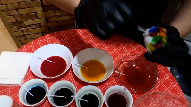 Как покрасить ЯЙЦА на ПАСХУ (Простой и быстрый способ)