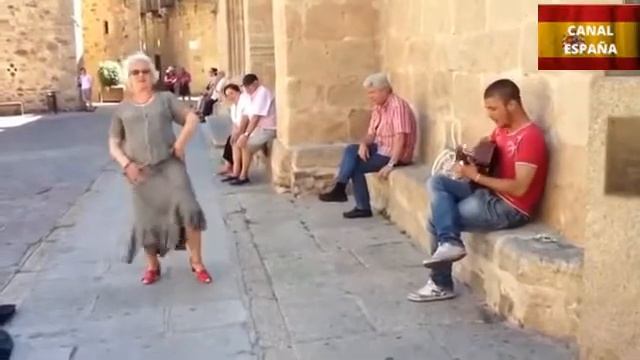 Une incroyable chanteuse et danseuse Flamenco dans la rue//An amazing Flamenco /flamenco en la call смотреть онлайн