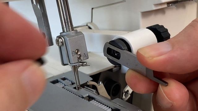 SINGER 14SH654 Messer und Stichplatte tauschen смотреть онлайн