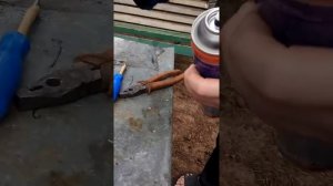 Ставим обычный баллон с монтажной пеной на пистолет. на 30% дешевле  Своими руками. Монтажная пена.