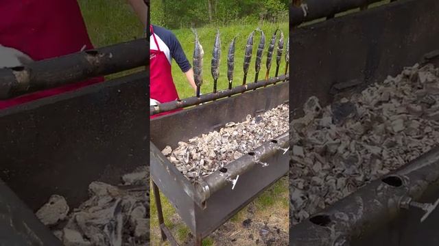 Рыбный Калининград. Скумбрия на углях и деревянных шампурах. смотреть онлайн