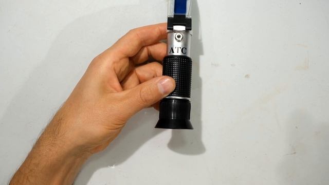 How to use a refractometer - step by step example shown using antifreeze and water. смотреть онлайн
