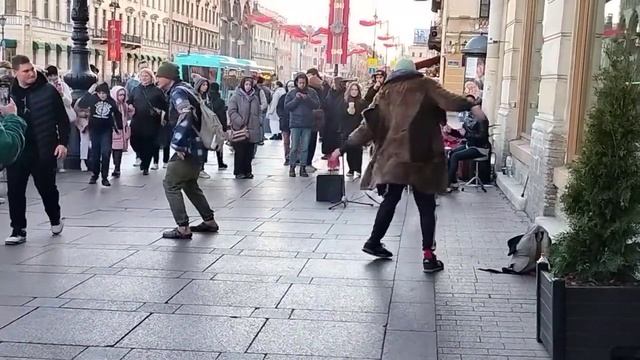 Бичи отжигают, танцуют на Невском проспекте. Санкт-Петербург смотреть онлайн