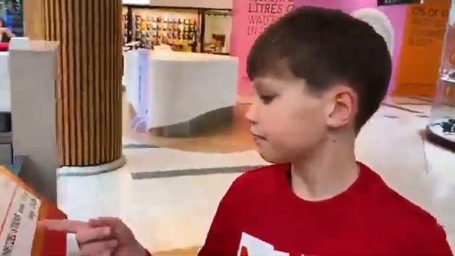 СЮРПРИЗ ОТ МАКСА И КАТИ ДЛЯ РОДИТЕЛЕЙ РИСУЕМ НА БУМАЖКЕ -РОДИТЕЛИ ПОКУПАЮТ/ЧЕЛЛЕНДЖ РИСОВАНИЕ смотреть онлайн