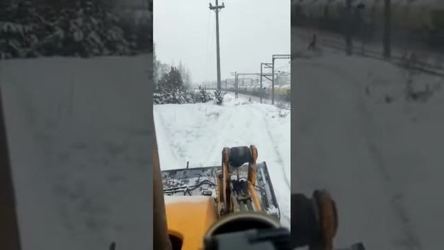 Чистка снега экскаватором-погрузчиком JCB смотреть онлайн