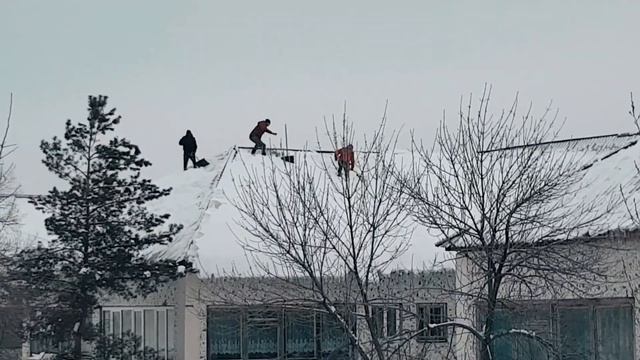 В вольском детском саду провалилась кровля смотреть онлайн
