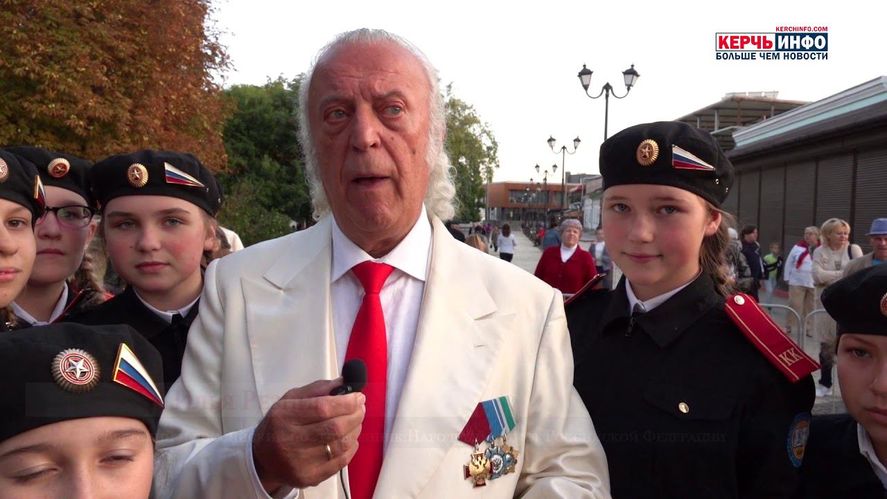 В Керчи выступает Илья РЕЗНИК с композициями о военных годах смотреть онлайн