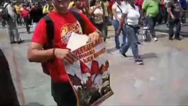 Тысячи рабочих Венесуэлы прошли маршем за социалихм смотреть онлайн