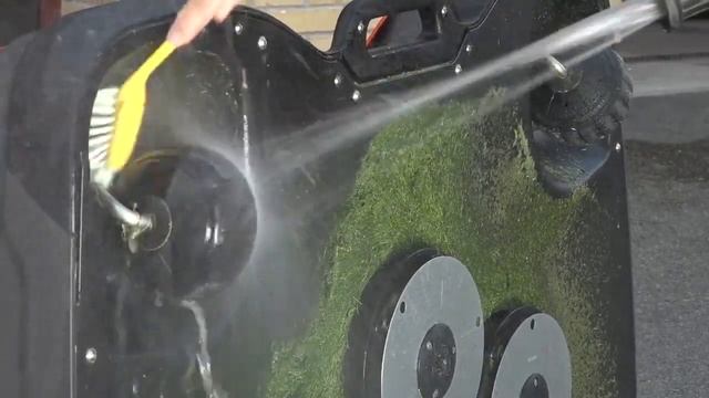 Как почистить газонокосилку-робота CEORA™ смотреть онлайн