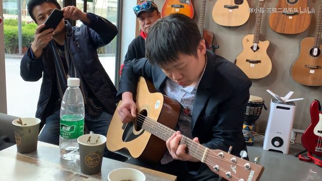 指弹大师就是最便宜的雅马哈也弹的绝对牛逼 смотреть онлайн