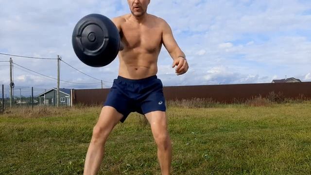 Развиваем ловкость с гирей 16 кг. Developing agility with a 16 kg kettlebell. смотреть онлайн