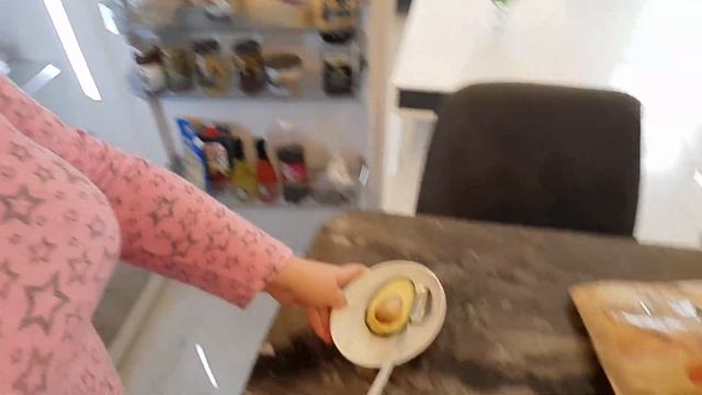 Моменты☺Чо КУПИЛА?Ох уж эти ОЧУМЕЛЫЕ РУЧКИ?♀️Три по 05?Я научу Вас ЕСТЬ АВОКАДО?мой ЗАВТРАК☕