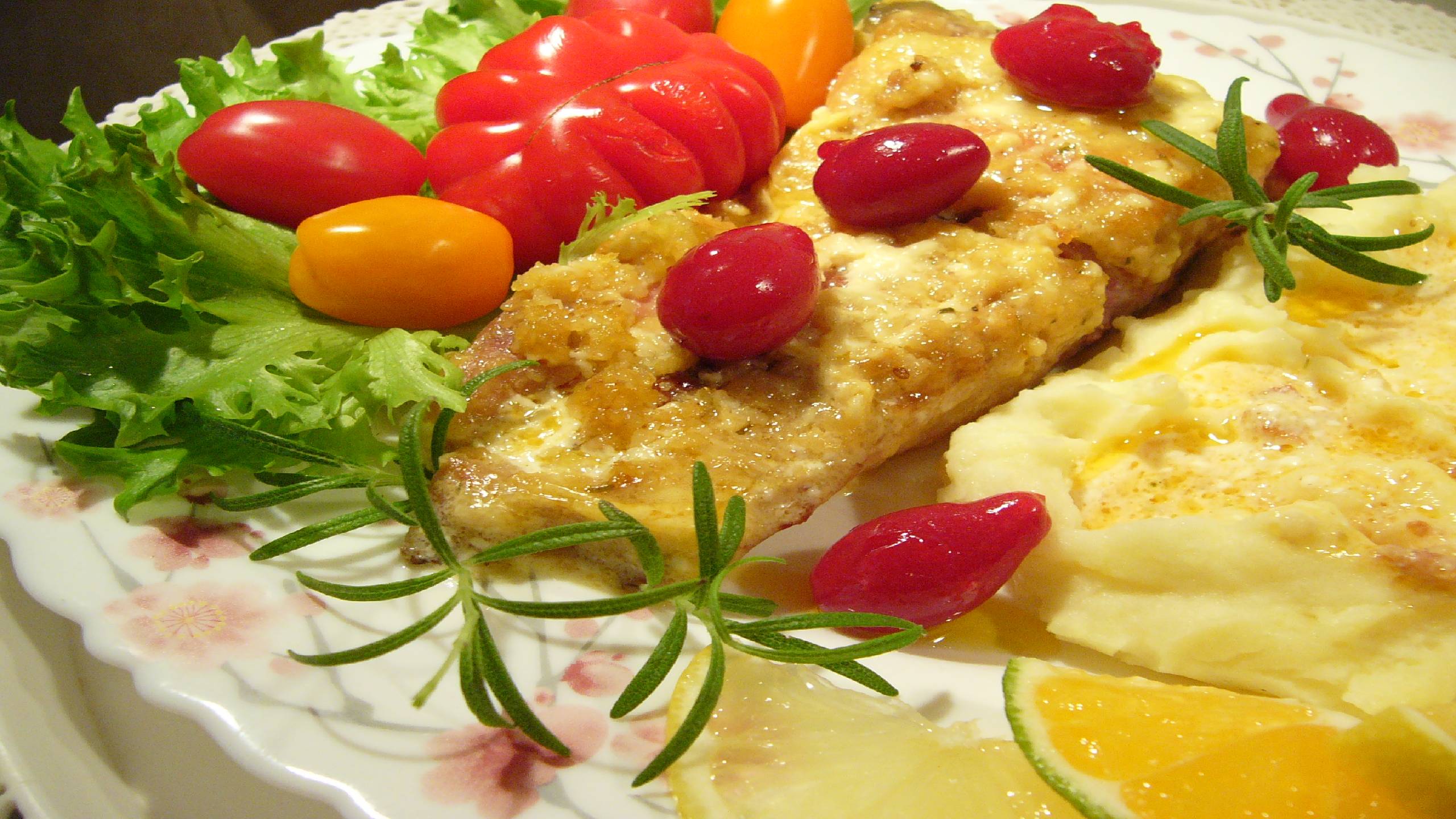 Филе сазана в сметанном соусе с ягодами можжевельника и соленым кизилом. смотреть онлайн