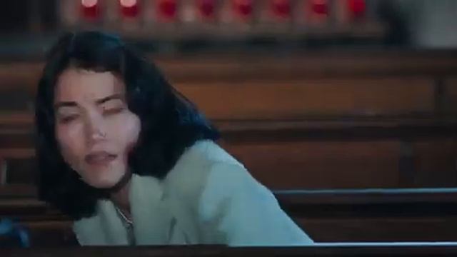 Alice kills Zombie Lickers in Church Fight Scene Resident Evil Apocalypse смотреть онлайн