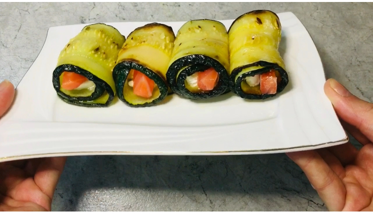 Кабачковые рулетики с сёмгой: нежные по вкусу, не стыдно поставить и на праздничный стол