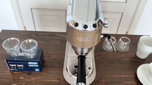 Обзор по рожковой кофемашине Delonghi Dedica Arte EC 885 смотреть онлайн