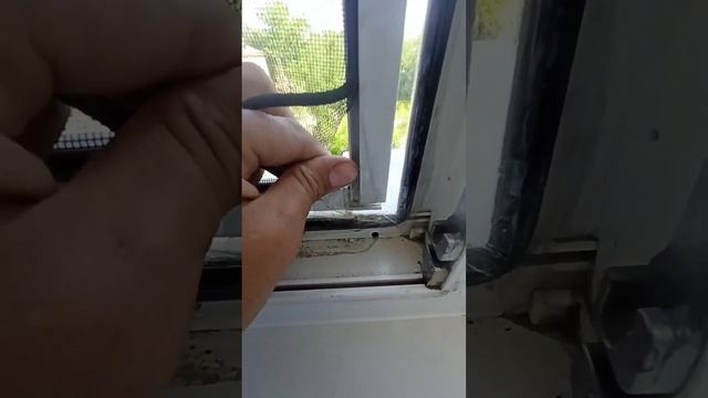Как быстро починить сломанную москитную сетку? Совет от мастера... #секретыоконщика смотреть онлайн