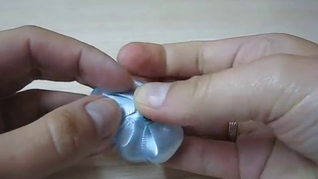 Святкові шпильки канзаши. Нарядные шпильки своими руками. Hairpins kanzashi смотреть онлайн