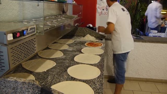 Pizzaiolo Alberto al lavoro смотреть онлайн