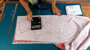 Как сшить платье без выкройки. Отрезное по талии с юбкой клеш. Построение сразу на ткани.mp4