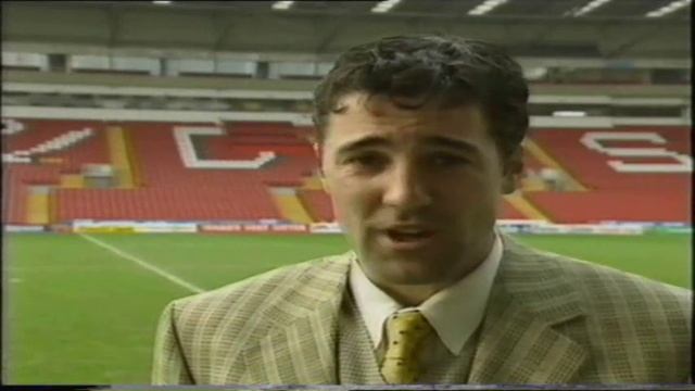 Dean Saunders throws the ball against the keeper смотреть онлайн