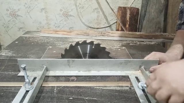 Изготовление доски из горбыля с помощью каретки самодельной получаестся ровный край смотреть онлайн