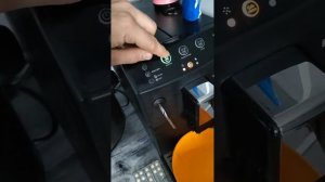 Инструкция по чистки Кофемашины Philips HD8827/09 по требованию аппарата. Часть первая.