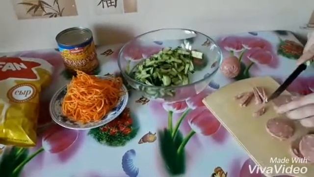 Салат с корейской морковью и копчённой колбасой,довольно необычное сочетание,должно прнравится Всем смотреть онлайн