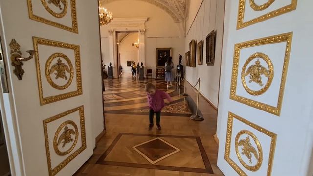 Детские приколы. Эрмитаж, в Александровском зале тоже хорошо танцевать... смотреть онлайн
