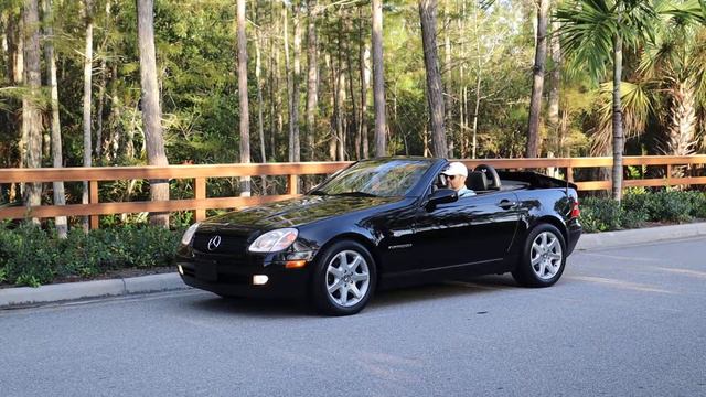 Top operation (going down) on a 1K mile Mercedes SLK230. смотреть онлайн