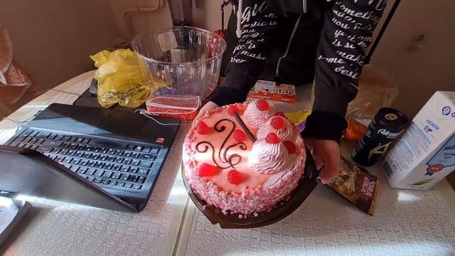 Есть повод☝ скушать кусочек Тортика??Даже не знаю что и Делать с...? смотреть онлайн