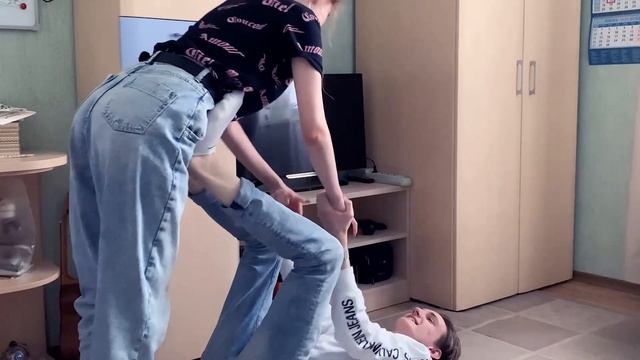 ПОВТОРЯЕМ ПОЗЫ ИЗ ЙОГИ | ЙОГА ЧЕЛЛЕНДЖ | COUPLE OF MQ'S смотреть онлайн