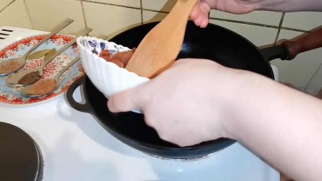 Тушеная капуста с мясом на сковородке, рецепт. Сказать получилось вкусно - это ничего не сказать!!! смотреть онлайн