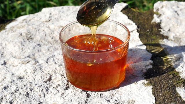 Ложка каштанового мёда / Spoon of chestnut honey (slow-mo) смотреть онлайн