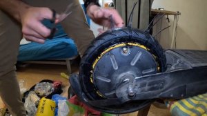 ?Как снять и поменять покрышку на самокате в домашних условиях, как накачать, если не выходит?