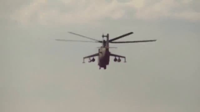 Ми 35 пролетел на низкой высоте над пляжем смотреть онлайн
