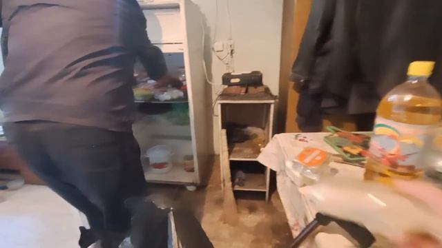 ЧТО ДЕЛАЮТ СТАРИКИ ?! БОЛЬШОЙ ПАКЕТ ПРОДУКТОВ . БУДУТ ПЕРЕЕЗЖАТЬ ЗАВТРА ?! смотреть онлайн