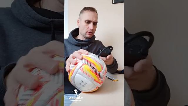 Спускает футбольный мяч. Ремонт смотреть онлайн